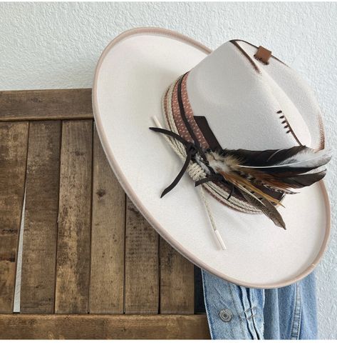 Rhinestone Cowgirl Hat Diy, Bandana Hat Band, Customized Hats, Hat Feathers, Custom Felt Hats For Women, Custom Western Hats, Diy Cowgirl Hat, Cowboy Hat Aesthetic, Hat Bands Diy Ideas