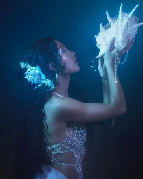 Mermaid Shoot Ideas, Siren Themed Photoshoot, Dark Mermaid Art, Pisces Photoshoot Ideas, Mermaid Aesthetic Dark, Sirene Aesthetic, Outfits Aesthetic Dark, Dark Siren Makeup, Siren Aesthetic Outfit