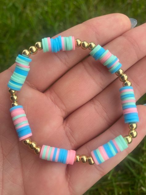 Pink and blue beads with little gold beads. Material is stretchy. Preppy Friendship Bracelets, Gift Ideas For Artists, Clay Bead Bracelet Ideas, Gifts For Artists, Bracelet Business, Bracelet Stuff, Chevron Friendship Bracelets, Colorful Bead Bracelets, Clay Bracelets