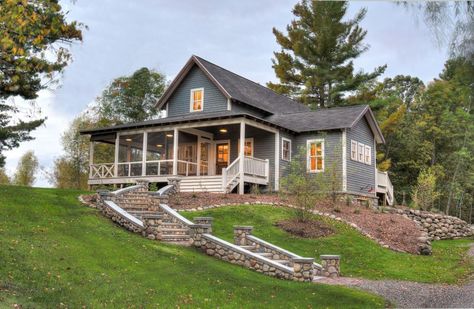 Rustic Farmhouse Exterior, Rustic Cabin Design, Farm Style House, Mountain Modern Home, Hillside House, Charming Farmhouse, Mountain Modern, Ranch Style Home, House Design Photos