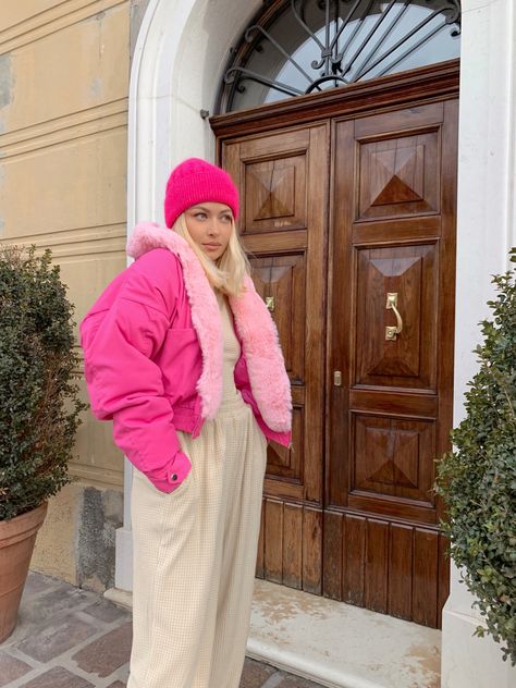 Hot Pink Puffer Jacket Outfit, Pink Puffer Jacket Outfit, Hot Pink Puffer Jacket, Pink Puffer Jacket, Puffer Jacket Style, Puffer Jacket Outfit, Holy Chic, Pink Vibes, Jacket Outfit