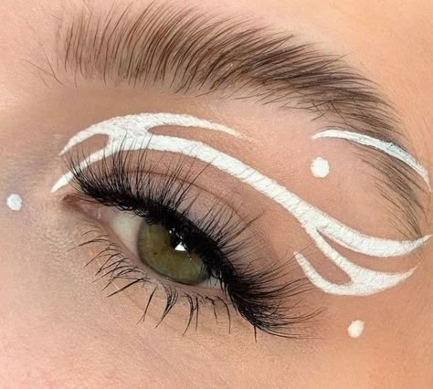 Color Liner Looks, White Graphic Liner Looks, White Graphic Eyeliner Ideas, White Graphic Eyeliner Looks, Graffic Liner Black, Simple Grafic Liner, Cool Liner Looks, White Graphic Eyeliner Hooded Eyes, Fun Liner Looks