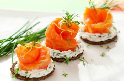 Toast Noel, Canapes Ideas, Salmon Starter, Smoked Salmon Canapes, Salmon Canapes, Breaded Salmon, Easy Canapes, Rye Toast, Canapes Recipes