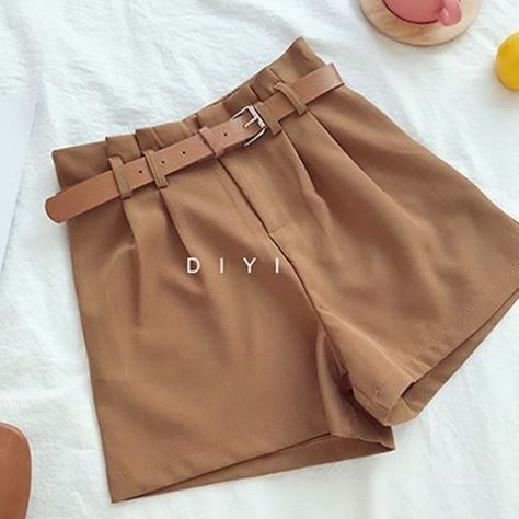 Thrifting My Closet (@thrifting_mycloset) • Fotos y videos de Instagram Kawaii Shorts, Suit Shorts, Shorts With Belt, Tokyo Street Fashion, Oufits Casual, Womens Summer Shorts, Korean Casual, Women Shorts