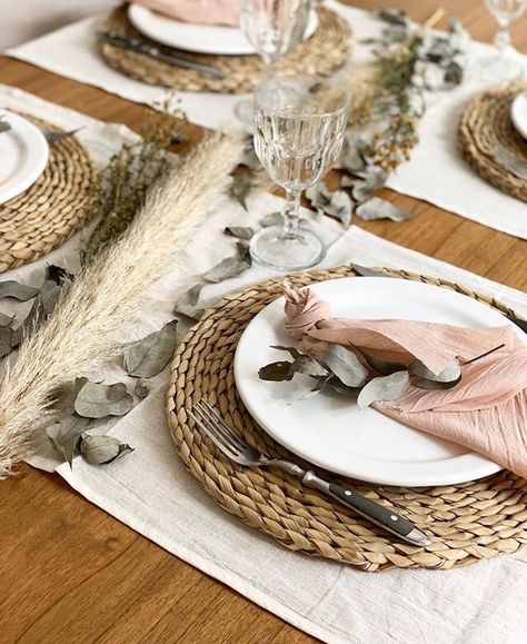 Simple Boho Table Setting, Ramadan Table Decor, Picnic Party Decorations, Bohemian Table, Cheap Table, Forest Theme Wedding, Spring Table Decor, Boho Beach Wedding, Boho Picnic