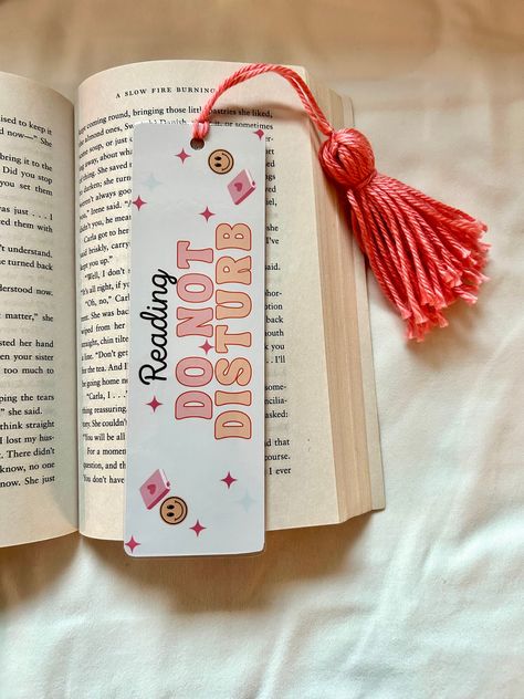 Book Mark Drawing Ideas, Girly Bookmarks, Alley Ideas, Bookmarks Ideas, Bookworm Things, Student Bookmarks, Bookmarks Diy, Handmade Bookmarks Diy, Penanda Buku