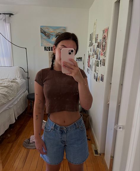 Long Levi Shorts Outfit, Levi Shorts Outfit, Levis Shorts, Work Fits, Tomboy Style Outfits, Shorts Outfit, Summer Girl, Girl Fits, Tomboy Fashion