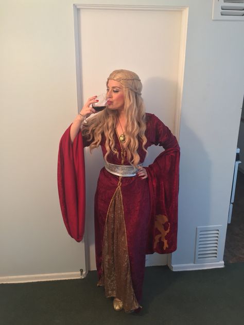 #gameofthrones #cosplay #halloweencostumes #cersei Cersei Costume, Cersei Lannister Costume, Epic Halloween Costumes, Cersei Lannister, Halloween Ideas, In Hollywood, Halloween Costume, Halloween Party, Flapper Dress