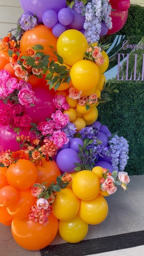 Bloom Graduation Party, Graduation Party Ideas Color Schemes, Colorful Graduation Party Decorations, Summer Party Color Scheme, Tropical Grad Party, Graduation Party Ideas Flowers, Bright Color Graduation Party, Grad Party Colors, Flower Themed Graduation Party