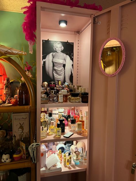 Burlesque Room Aesthetic, Maddie Dragsbaek Apartment, Vintage Glam Apartment, Dark Academia Closet Room, Hollywood Glamour Room, Y2k Closet Room, Makeup Storage Ideas Bathroom, Chic Room Ideas, Get Ready Room