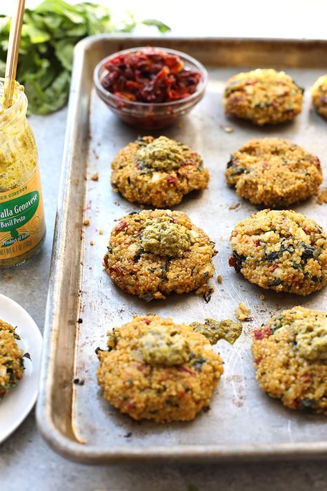 Start patio season off right with these Sun Dried Tomato Quinoa Patties! They are vegetarian, packed with protein, and you can bake them in the oven or on the grill. Baked Quinoa, Vegetarian Lunches, Quinoa Patties, Quinoa Casserole, Vegetarian Quinoa, Quinoa Healthy, Patties Recipe, How To Cook Quinoa, High Protein Recipes