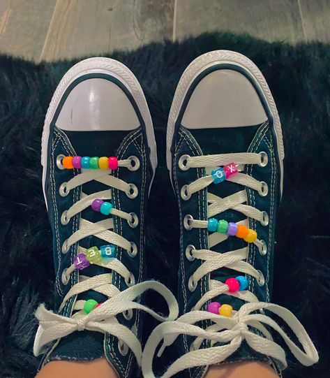 So I’ve been obsessed with ppl beading their shoe laces so i just had to do it💛Comment if u like them😙 Shoelaces Aesthetic, Beaded Shoes Laces, Alt Shoes, How To Lace Converse, Beaded Shoes, Estilo Indie, Indie Girl, Aesthetic Indie, Hype Shoes