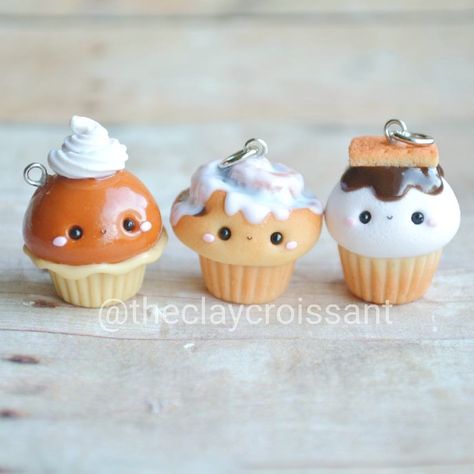 #kawaii #charms #polymer #clay #cute #cupcakes Polymer Clay Cupcake, Fimo Kawaii, Polymer Clay Kunst, Crea Fimo, Easy Polymer Clay, Polymer Clay Dragon, Polymer Clay Kawaii, Cupcake Charms, Fimo Polymer Clay