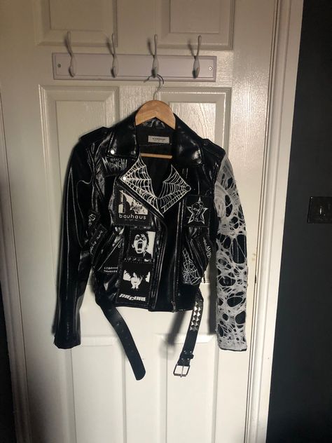 Goth Outfits With Leather Jacket, Gothic Leather Jacket, Leather Jacket Decoration, Goth Diy Jacket, Painted Leather Jacket Punk, Goth Battle Vest, Punk Leather Jacket Diy, Punk Leather Vest, Deathrock Outfits