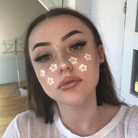 Yellow Flower Makeup Looks, Halloween Flower Makeup, Flower Makeup Looks Easy, Flowers Eye Makeup, Cheek Makeup Art, Face Painting Aesthetic Flowers, Face Art Makeup Flowers, Makeup Karakter Simple, Cute Face Painting Aesthetic