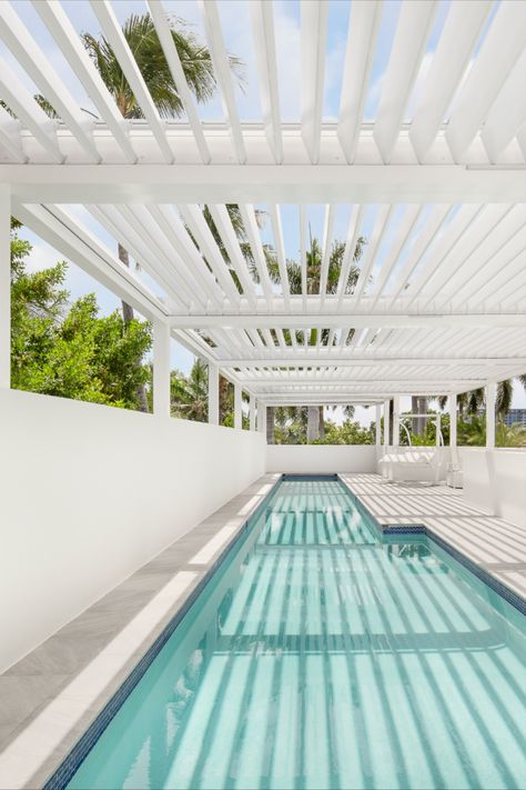 White louvered pergola by Azenco: R-Blade motorized louvered pergola over a rooftop pool - Residential project in Delray Beach, FL Modern Pergola Designs, Pergola Roof, Pool Pergola, White Pergola, Pool Shade, Patio Pool, Modern Pergola, New Roof, Covered Pergola