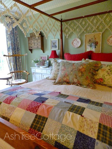 Colchas Country, Granny Chic Decor, Tree Cottage, Deco Champetre, Ash Tree, Ideas Hogar, Shabby Chic Bedrooms, Vintage Bedroom, Country Bedroom