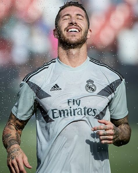 Sergio Ramos Body, Real Madrid Team, Real Madrid Players, Sports Celebrities, Evolution Of Fashion, Sport Wear, Soccer Players, Real Madrid, Liverpool