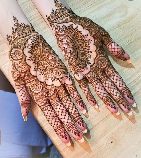 Mehndi Designs Bridal Hands, Simple Henna Tattoo, Latest Henna Designs, Bridal Henna Designs, Very Simple Mehndi Designs, Engagement Mehndi Designs, Pretty Henna Designs, Beautiful Henna Designs, Full Hand Mehndi Designs