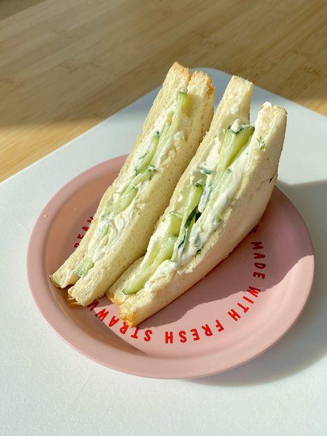 cucumber cream sandwich Cucumber Sandwiches Aesthetic, Ham And Cucumber Sandwich, Chicken Cucumber Sandwich, Small Sandwich Ideas, Cucumber Sandwich Recipe, Sandwich Picnic, Health Moodboard, Cucumber Cream Cheese Sandwiches, Sandwich Aesthetic