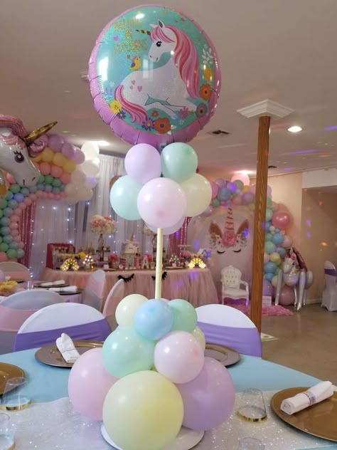 Unicorn Party Balloon Decorations, Unicorn Centerpiece Ideas, Unicorn Balloon Centerpiece, Unicorn Party Centerpieces, Unicorn Decorations Party, Unicorn Balloon Ideas, Unicorn Centerpieces, Ideas Para Decorar Una Fiesta