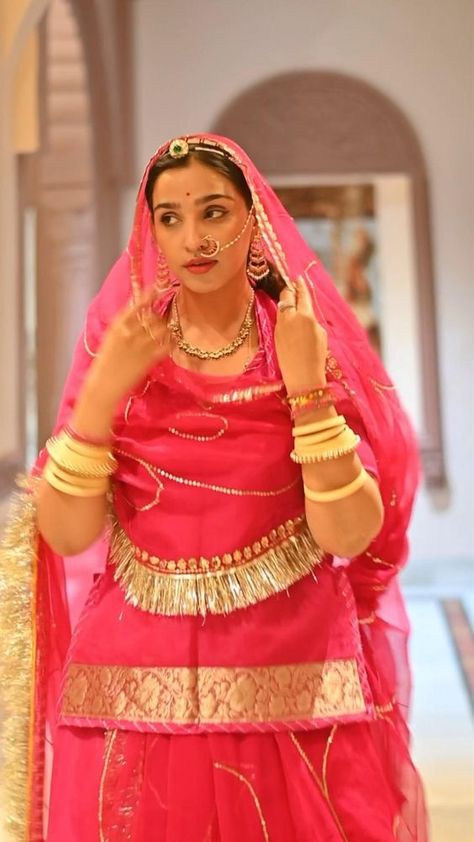 Poses In Rajasthani Dress, Photo Poses In Rajputi Dress, Traditional Rajasthani Look, Rajsthani Culture Dress, Rajasthani Bride Traditional, Royal Rajasthani Bride, Marwadi Bride, Rajasthani Suit, Rajasthani Look