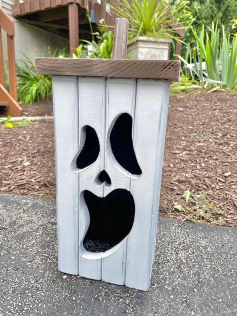 Rustic wooden white Jack-O-Lantern ghost Halloween decor. Stands out from the rest. Designed to look like a pumpkin. Bottom is left open so you can place it over multiple size (battery) candles. Wooden Ghosts Halloween, Wood Jack O Lantern Diy, Wood Ghosts Diy, Wooden Halloween Crafts, Jack O Lantern Diy, Wooden Fall Decor, Ghost Halloween Decor, Lantern Ghost, Pallet Pumpkin