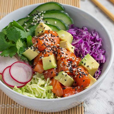 Keto Salmon Poke Bowl - Fresh & EASY Low Carb Salad Recipe Salmon Poke Bowl Recipe, Salmon Poke Bowl, Vegetarian Lettuce Wraps, Low Carb Salmon, Salad Recipes Low Carb, Poke Bowl Recipe, Keto Salmon, Salmon Poke, Low Carb Chili