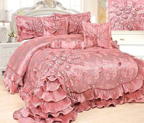 Royal Bedroom Princesses, Victorian Gothic Bedroom, Elegant Comforter Sets, Draps Design, Rideaux Shabby Chic, Ruffle Comforter, Luxury Comforter Sets, Royal Bedroom, Bedroom Purple