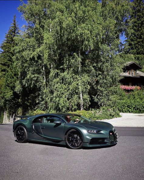 Bugatti Chiron Sport finished in both gloss and satin exposed Green carbon fiber w/ Black accents and the number “18” painted in the front grill Photo taken by: @kuntzye on Instagram Green Bugatti, Green Carbon Fiber, Bugatti Chiron Sport, Range Rover Sv, Woman Sport, Sport Aesthetic, Luxury Cars Audi, Wallpaper Luxury, Bugatti Cars