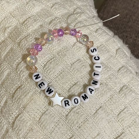 Kandi Taylor Swift, Taylor Swift Kandi, Unhinged Eras Tour Bracelet Ideas, Tswift Bracelets, Friendship Bracelets Eras Tour, Eras Tour Bracelet Ideas, Bracelets Eras Tour, Taylor Swift Eras Tour Outfits, In My Eras Era