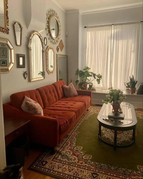 Old Vintage Apartment, Grandma Chic Living Room, Grandma Couch Aesthetic, Grandma's House Aesthetic, Vintage Desi Aesthetic House, Red Vintage Couch Living Rooms, Old Money Interior Design, Old Money Interior, Interior Design Apartment