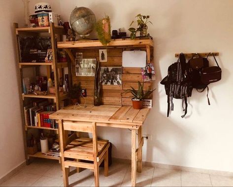 Wooden Desks In Bedroom, Wood Desk Aesthetic, Libreros Aesthetic, Rooms Bed, Bed In Closet Aesthetic, Bed In Closet Ideas, Closet Aesthetic, Rustic Desk, Deco Studio