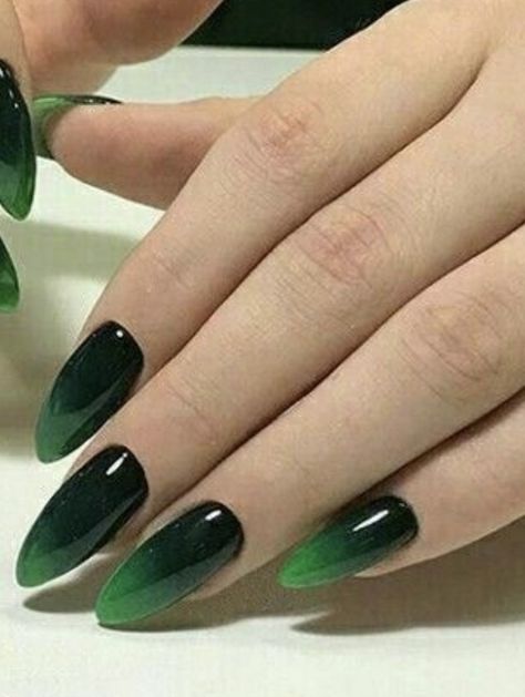 Black To Green Nails, Black Nails With Green Design, Dark Green Nails Ombre, Dark Green Black Nails, Black And Green Ombre Nails, Ombre Emerald Green Nails, Dark Green Ombre Nails, Green And Black Ombre Nails, Green Ombre Acrylic Nails