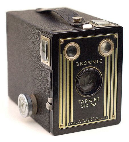 1900 The Kodak Brownie, an affordable camera which brings the concept of the "snapshot" to mass markets. Fotocamere Vintage, Brownie Camera, Kodak Camera, Box Camera, Movie Projector, Camera Obscura, Classic Camera, Old Cameras, Spy Camera