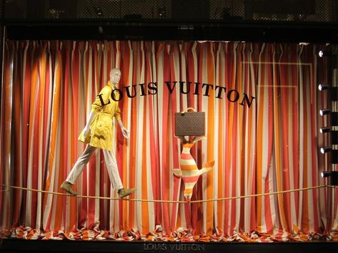 4473309a997d259b36d537f6096d38e7 Circus Theme Window Display, Hermes Window, Holiday Window Display, Window Display Design, Shop Front Signage, Circus Tent, Retail Windows, Store Windows, Shop Window Design