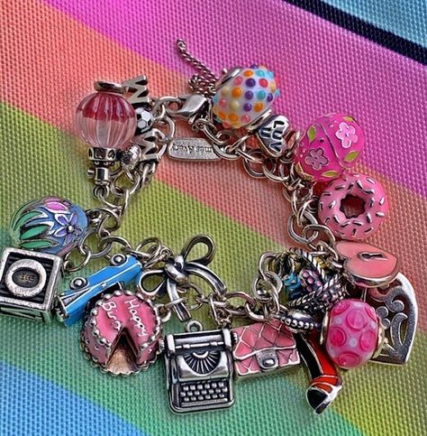 Cute Bracelets Aesthetic, Junk Charm Bracelet, Charmed Bracelet, James Avery Charm Bracelet Ideas, Charm Bracelet Ideas, Bracelet Charms, James Avery Charm Bracelet, James Avery Bracelet, Chunky Charm Bracelet