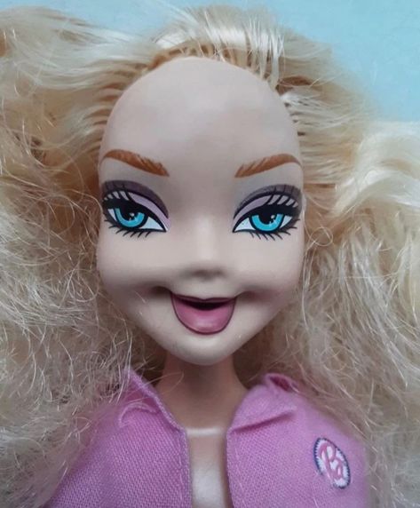 Funny Barbie Doll Pics, Barbie Funny Face, Doll Memes Funny, Funny Barbie Pics, Cursed Barbie, Barbie Mala, Humor Barbie, Funny Dolls, Barbie Meme