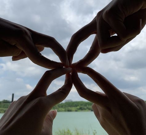 Group Hands Photography, Friendship Hands Pictures, Friends Hands Photography, Friends Hands Together, Foto Best Friend, Camping Pics, Group Picture Poses, Fireworks Photo, Bff Photography