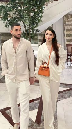 Couple White Outfit, Neutral Couple Outfits, Couple Outfits Matching, Outfit Couple, Maternity Photography Poses Couple, White Dress Outfit, Couple Outfit Ideas, Orange Handbag, Glamour Outfit