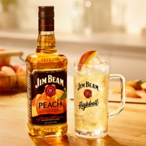 Bourbon Whiskey Cocktails Recipes | Jim Beam® | Jim Beam® Since 1795 Bourbon Mixed Drinks, Highball Recipe, Peach Soda, Peach Whiskey, Iced Tea Cocktails, Honey Drink, Mint Cocktails, Cocktail Recipes Whiskey, Peach Cocktail