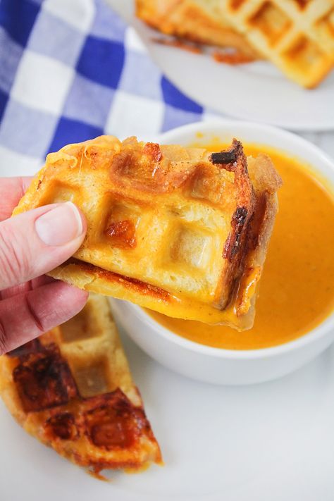 Waffle Grilled Cheese, Grilled Cheese Waffles, Kitchen Hacks Food, Parmesan Soup, Cheese Waffles, Waffle Recipe, Waffle Iron, Pancakes And Waffles, Wrap Sandwiches