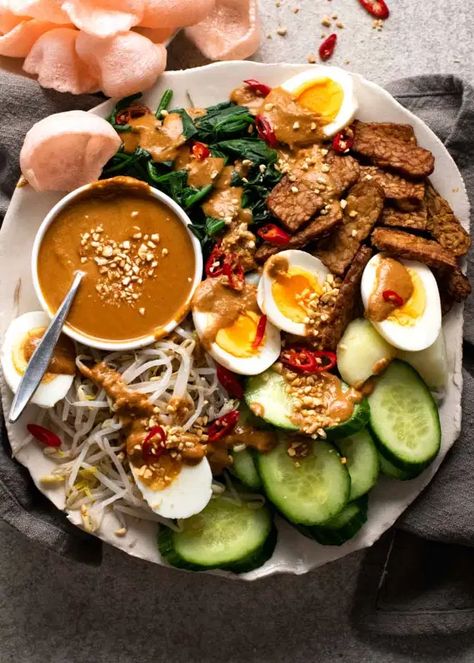 Overhead. photo of Gado Gado - Indonesian Salad with Peanut Sauce Gado Gado Recipe, Indonesian Salad, Indonesian Dishes, Asian Salads, Bulgogi Recipe, Indonesian Recipes, Boiled Vegetables, Resep Salad, Gado Gado