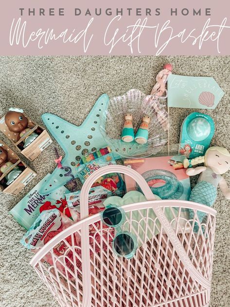 Mermaid Gift Basket, Beach Bag Gift Basket, Mermaid Gift Ideas, Beach Gift Basket, Gift Ideas Girl, Summer Gift Baskets, Birthday Party Mermaid, Creative Easter Baskets, Beach Bag Gift