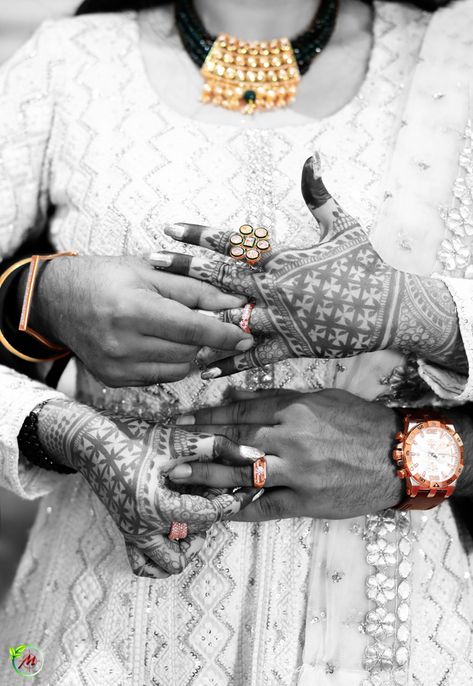 Ring Seremani Poses, Ringceremony Shoot, Cupale Pose, Ringceremony Pose, Ring Poses Hands, Engagement Ring Photoshoot, Couple Stills, Engagement Portraits Poses, Engagement Shoots Poses