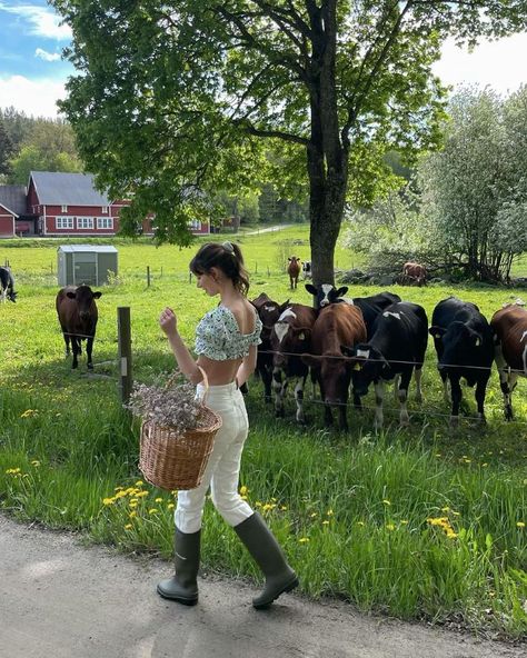 @loreleya_yuliia on instagram Farm Outfits Aesthetic, Farm Aesthetic Outfit, Farmer Girl Aesthetic, Baking Cottagecore, Farmcore Outfit, Farming Life, Cottagecore Outfit, Miley Stewart, Rodeo Boots