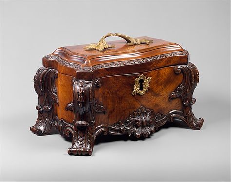 Tea chest 1760 Thomas Chippendale, Chippendale Furniture, Tea Chest, British Tea, Trunks And Chests, Antique Tea, Antique Boxes, Rococo Style, Tea Caddy