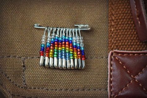 Beaded safety pin Safety Pin Beads Shoes, Seed Bead Safety Pin Patterns, Safety Pin Patterns, Safety Pin Jewelry Patterns, Safety Pin Art, Safety Pin Crafts, Safety Pin Jewelry, Pony Bead Crafts, Best Earrings