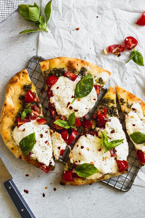 Looking for an easy and quick dinner idea? Make this vegetarian bruschetta flatbread - it's loaded with fresh tomatoes and pesto on naan. It's a healthy recipe that comes together in about 15 minutes, which means it's perfect for weeknights! Bruschetta Flatbread, Burrata Flatbread, Easy Flatbread Pizza Recipes, Quick Pizza Recipes, Bruschetta Bread, Easy Flatbread Pizza, Tomatoes Burrata, Bruschetta Pizza, Easy Flatbread Recipes