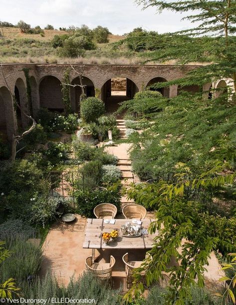 Hacienda Style Courtyard, Italian Garden Design, Mexican Hacienda, Rustic Italian, Italian Garden, Green Architecture, Mediterranean Garden, Courtyard Garden, Architectural Inspiration